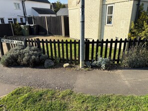 Room, 1 Bedroom | Property grounds - Room-charming Detached Cottage Guest Roo (Bedford)