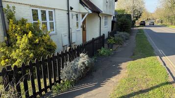 Room, 1 Bedroom | Property grounds