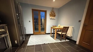Dormitorio compartido, 1 habitación, chimenea, vista al jardín | Restaurantes