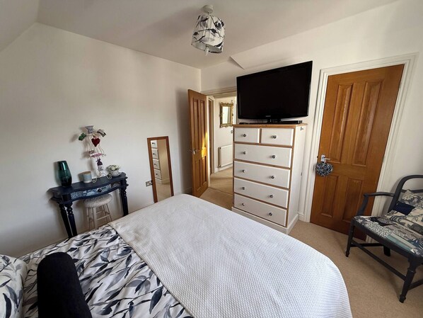 Shared Dormitory, 1 Bedroom, Fireplace, Garden View - Room-our Garden View Room (Bedford)