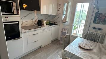 Geladeira, micro-ondas, fogĂŁo, cooktop