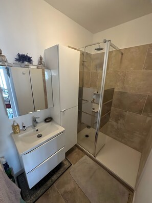Dusj, hårføner og håndklær
