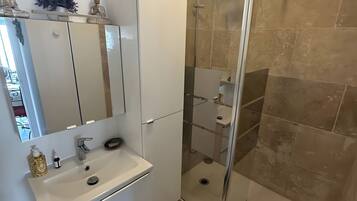 Chuveiro, secador de cabelo, toalhas de banho