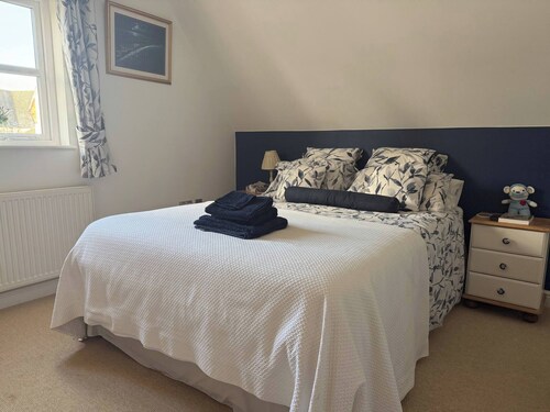 Room-charming Guest Room in Bedford Vill