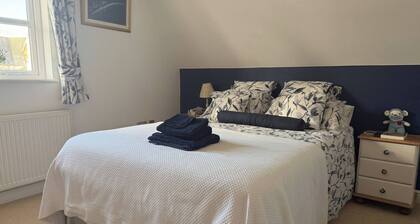 Room-charming Guest Room in Bedford Vill