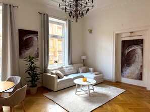 TV - Apartment Stella – Elegant Historic Apartment in the City Center (Kassel)