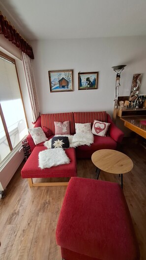 TV - Apartment 'Älple' with Private Terrace and Wi-Fi (Bad Hindelang)