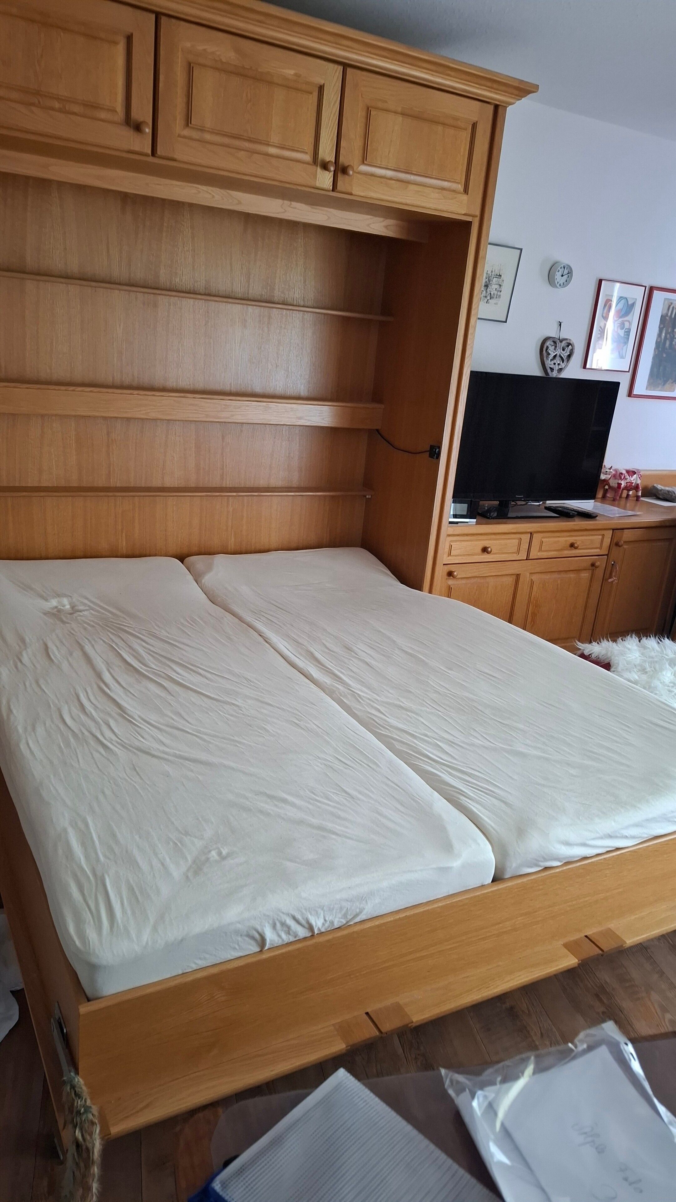 WiFi, bed sheets