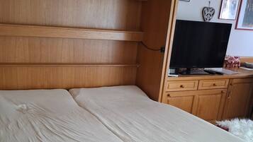WiFi, bed sheets