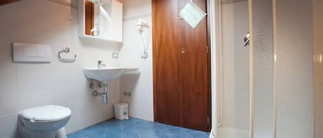 Douche, séchoir à cheveux, bidet, serviettes fournies