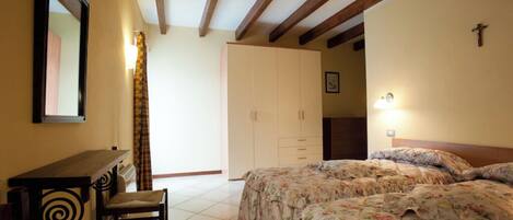 1 dormitori, planxa i posts de planxar, wifi i roba de llit