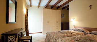 Cozy apartment 5 minutes from the Center and the Pine Forest. Pets allowed