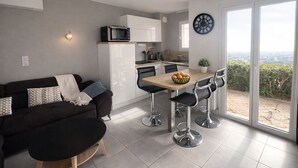 Un appartement moderne comprenant un espace de vie, une cuisine et un coin repas.