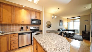 Refrigerador, microondas, horno, placa de cocina