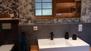 Douche, sèche-cheveux, serviettes fournies