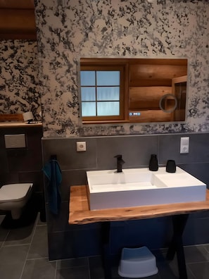 Suihku, hiustenkuivaaja, pyyhkeet