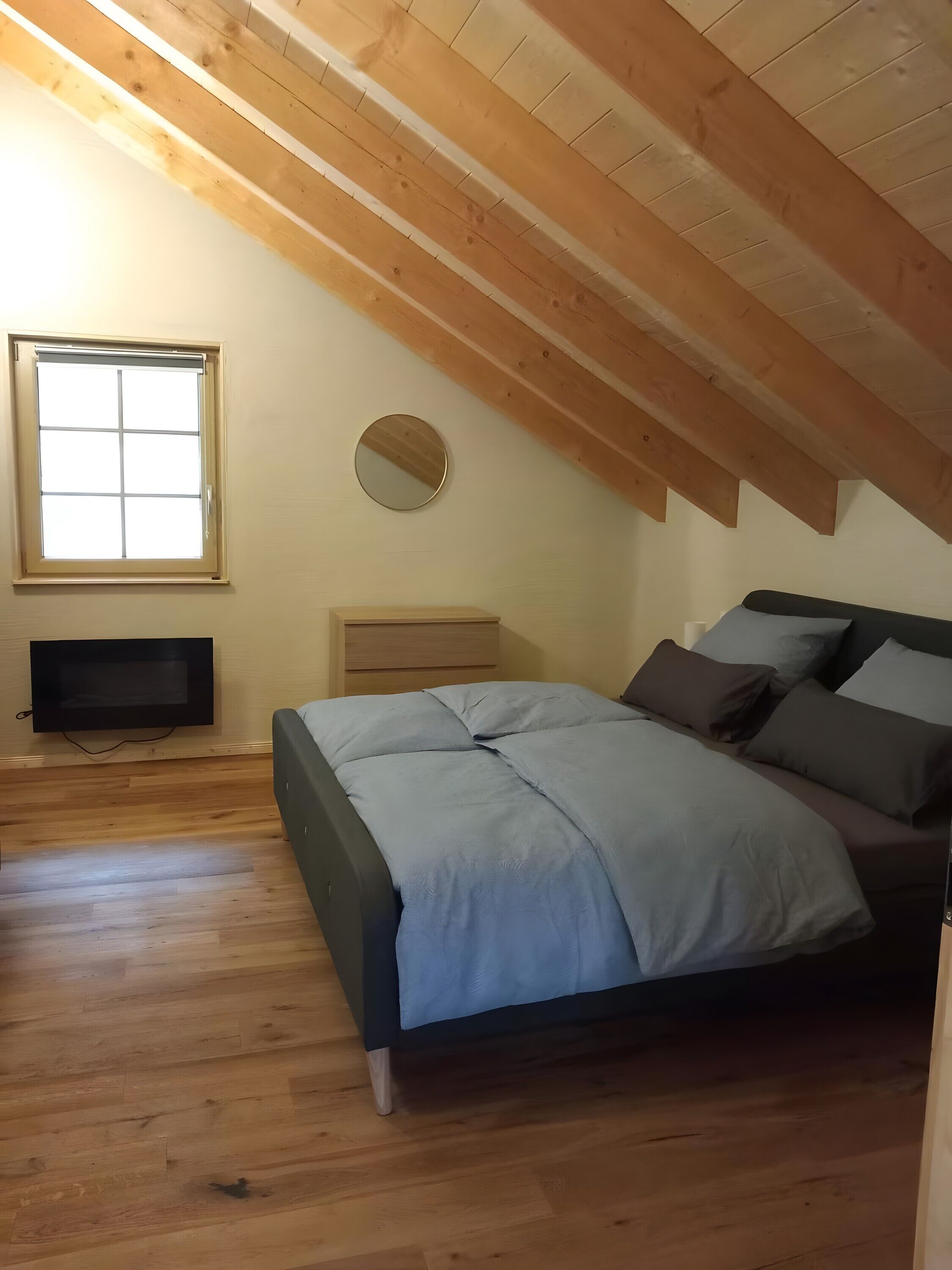 Een strijkplank/strijkijzer, wifi, beddengoed