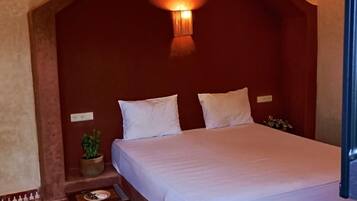 Habitación Confort doble, vistas al jardín | Escritorio, espacio para trabajar con un portátil, cortinas opacas