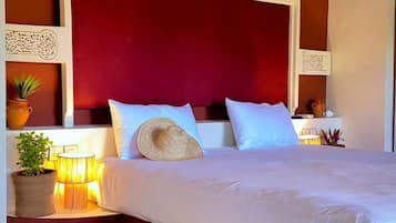 Escritorio, espacio para trabajar con laptop y cortinas blackout