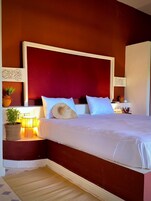 Suite Deluxe, vista giardino | Una scrivania, postazione laptop, tende oscuranti, insonorizzazione