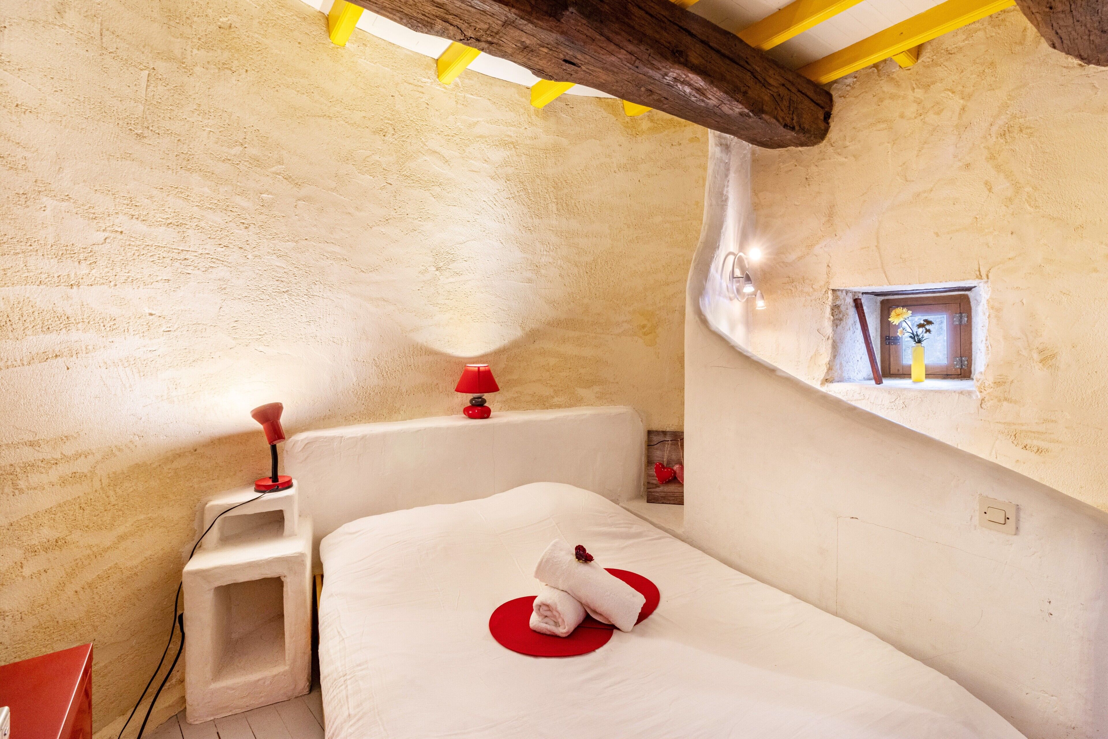 Een strijkplank/strijkijzer, wifi, beddengoed