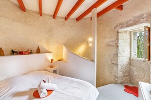 Iron/ironing board, WiFi, bed sheets