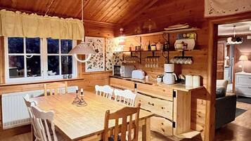 Cabin, 2 Bedrooms, Balcony, Garden View | Dining