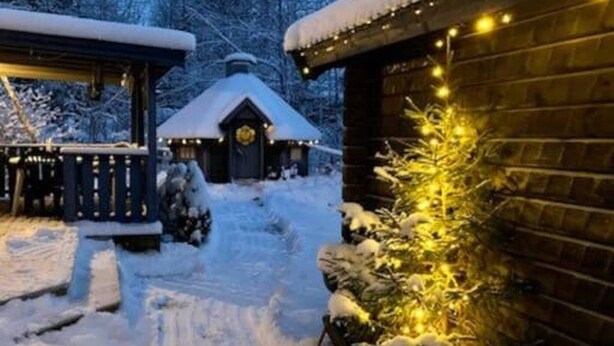 A snow-covered pathway leading to a wooden cabin with a snow-covered roof and a small porch area. - Nice Cozy Cottage With Fireplace, Barbecue hut and Wood Sauna (Jädraås)