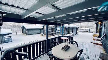 Cabin, 2 Bedrooms, Balcony, Garden View | Tempat makan luar