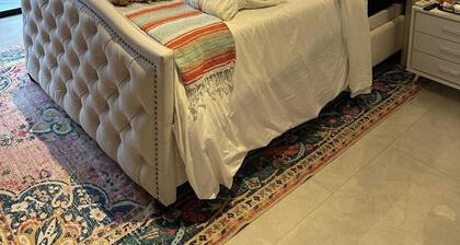 Spacious 7-Bedroom house in marvelous Q.R. with AC