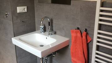 Een douche, een haardroger, handdoeken