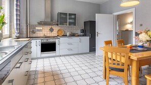 Wasserkocher mit Kaffee-/Teezubehör, Kühlschrank, Mikrowelle, Ofen