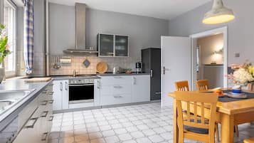 Coffee/tea maker, fridge, microwave, oven
