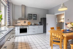 Cafetera o tetera, frigorífico, microondas y horno