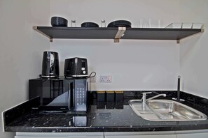 Fridge, microwave, oven, stovetop - Luxury 5-Bedroom House in Manchester City Centre (Greater Manchester)