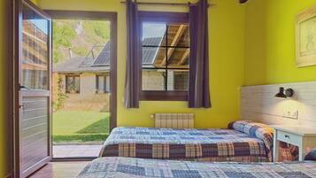 5 bedrooms, iron/ironing board, WiFi, bed sheets