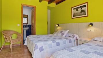 5 bedrooms, iron/ironing board, WiFi, bed sheets