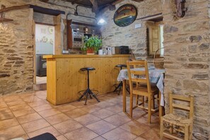 Dining - Country House 'Ribera Del Cantero' with Mountain View, Private Pool and Wi-Fi (Valdecañada)