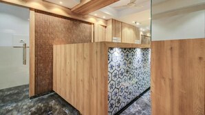 Um balcão de atendimento de madeira com revestimento de azulejos estampados.