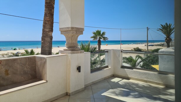 A balcony with a view of a beach and the sea. - DAR EL NOUR | Villa pied dans l'eau | 130 m² | Rooftop avec vue exceptionnelle (Korba)