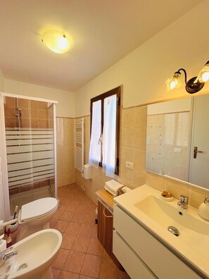 Shower, hair dryer, bidet, soap - Entire apartment villa Melany near center with a beautiful terrace (Lucca)