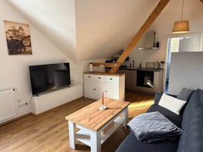 A modern apartment with a living room, kitchenette, and a dining area. - The lady-in-waiting - Schlössle Lodge am Rhein (Laufenburg)