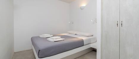 Tallelokero huoneessa, silitysrauta/-lauta, ilmainen Wi-Fi