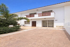 Exterior - Azure Pearl Villa - 30 meters from beach and minutes walk to bars & restaurants (Pernera)