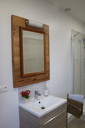 Shower, hair dryer, towels - Rural Studio at the Foot of Puycelsi (Puycelsi)