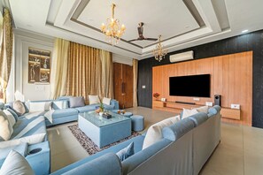 ลักซ์ชัวรี่วิลล่า, ระเบียง, วิวสวน | บริเวณนั่งเล่น