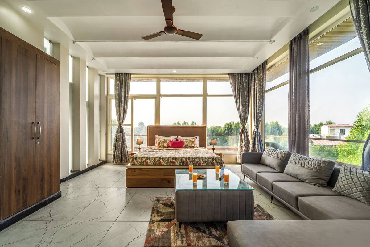 Iron/ironing board, free WiFi