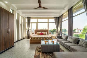 Luksusvilla, balkong, hageutsikt