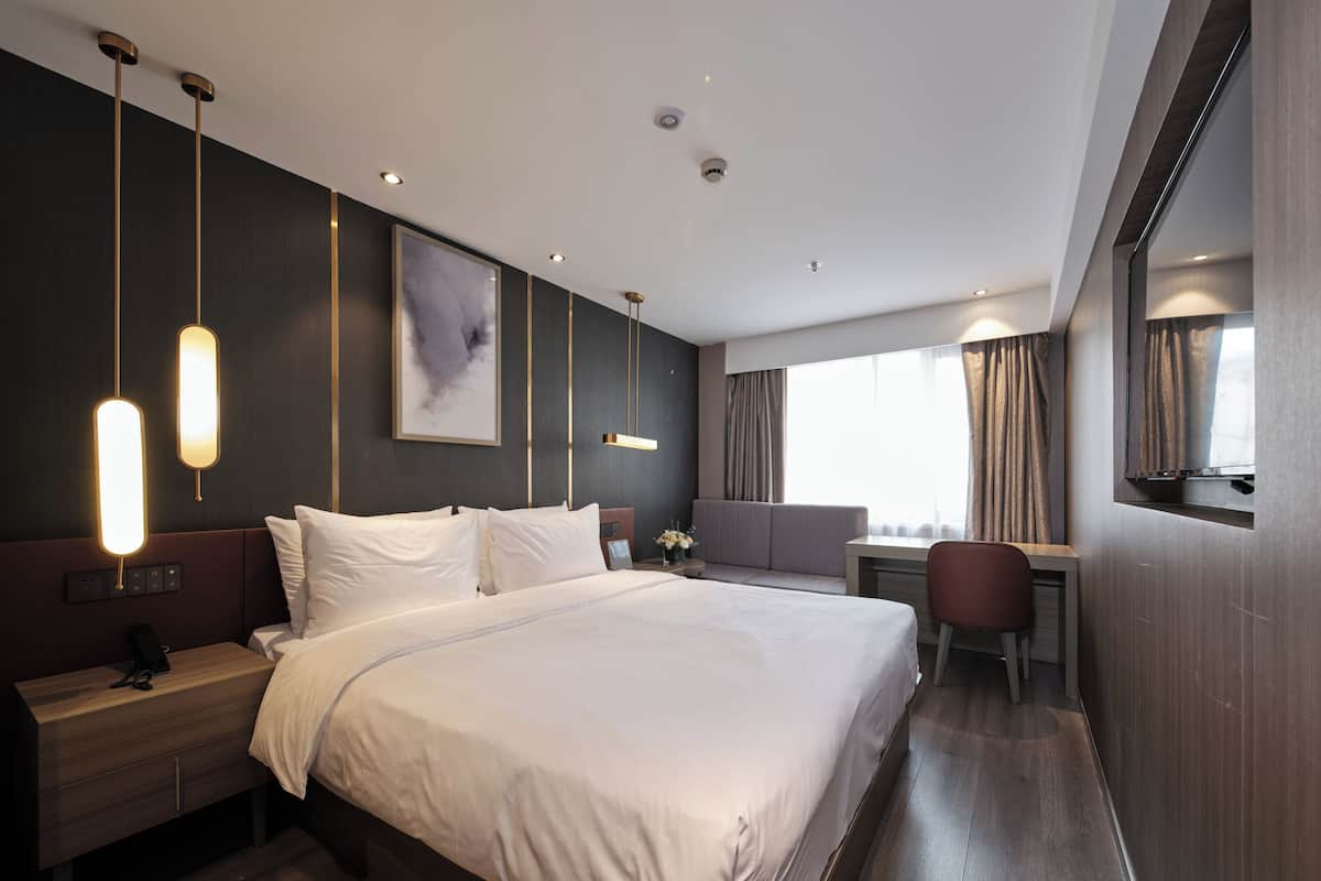 Studio Queen Room - Community View | Desk, laptop workspace, blackout drapes, soundproofing