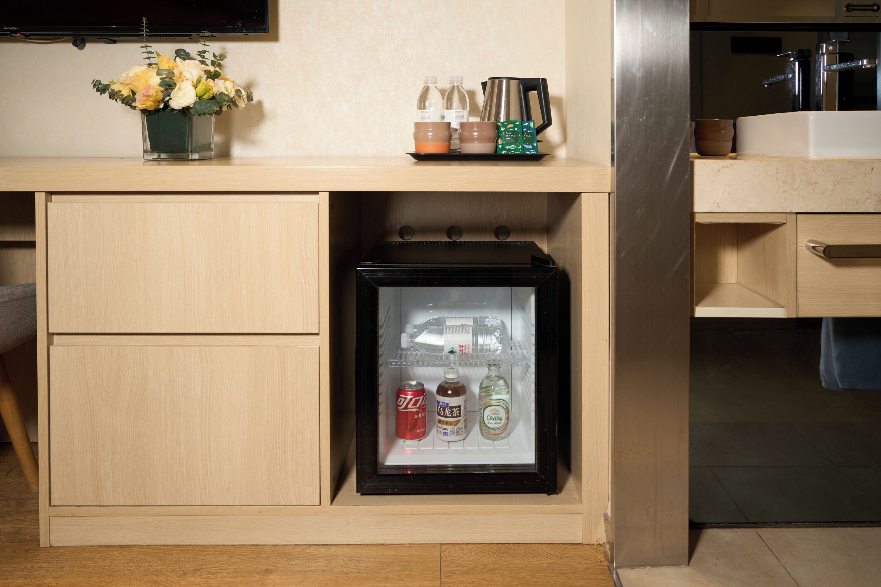 Työpöytä, kannettavalle tietokoneelle sopiva työtila, pimennysverhot